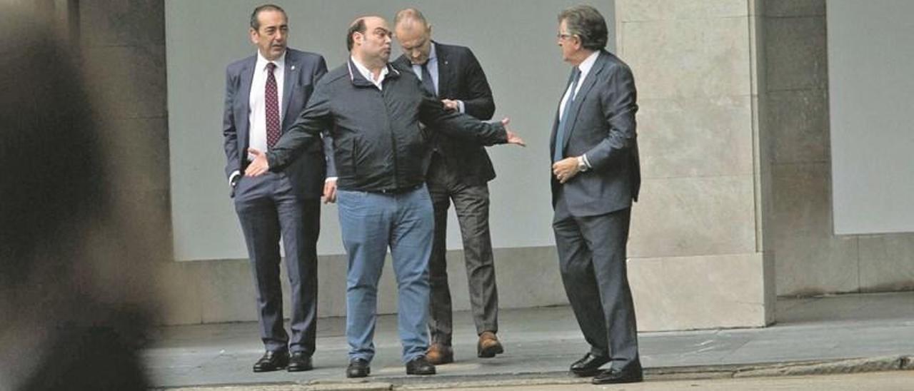 COMIDA discreta en la delegación del gobierno. En la imagen, por la izquierda, el exsecretario del PP Fernando Goñi, el exalcalde de Oviedo Agustín Iglesias Caunedo (gesticulando), el secretario de relaciones institucionales del PP Pablo Álvarez Pichel (detrás) y el expresidente del PP Ovidio Sánchez, ayer a primera hora de la tarde saliendo del edificio de Delegación del Gobierno, donde tiene su despacho Gabino de Lorenzo.