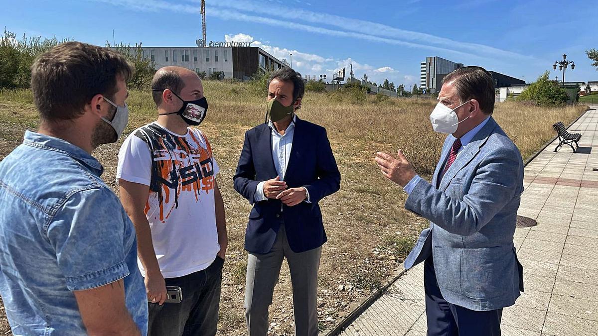 El alcalde, Alfredo Canteli, a la derecha, junto a Nacho Cuesta y dos vecinos de Prado de la Vega. | LNE