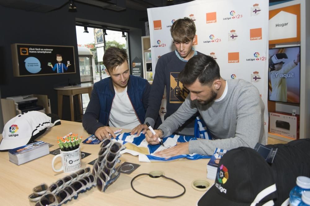 Encuentro con aficionados deportivistas para firmar autógrafos yy fotografiarse en la tienda Orange de la plaza de Pontevedra.