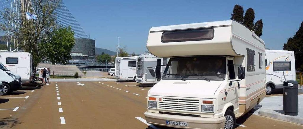 Autocaravanas en el área de Pontevedra, inaugurada en abril de 2017. // Rafa Vázquez