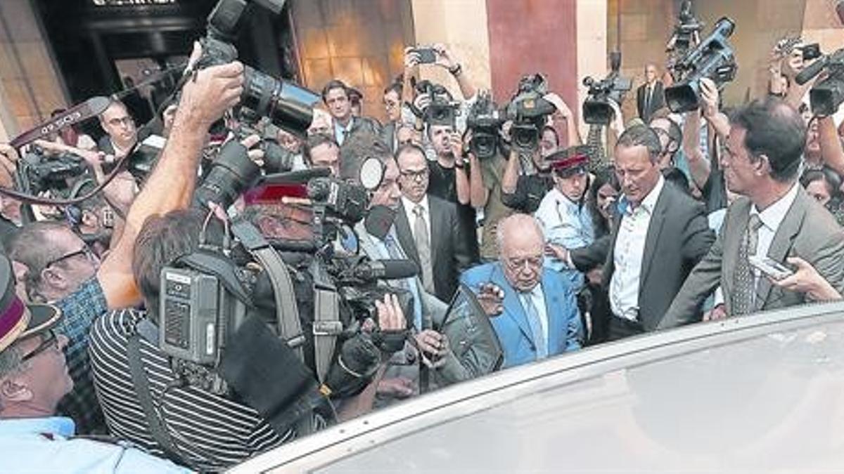 Jordi Pujol sale del Parlament tras su comparecencia, el 26 de septiembre.