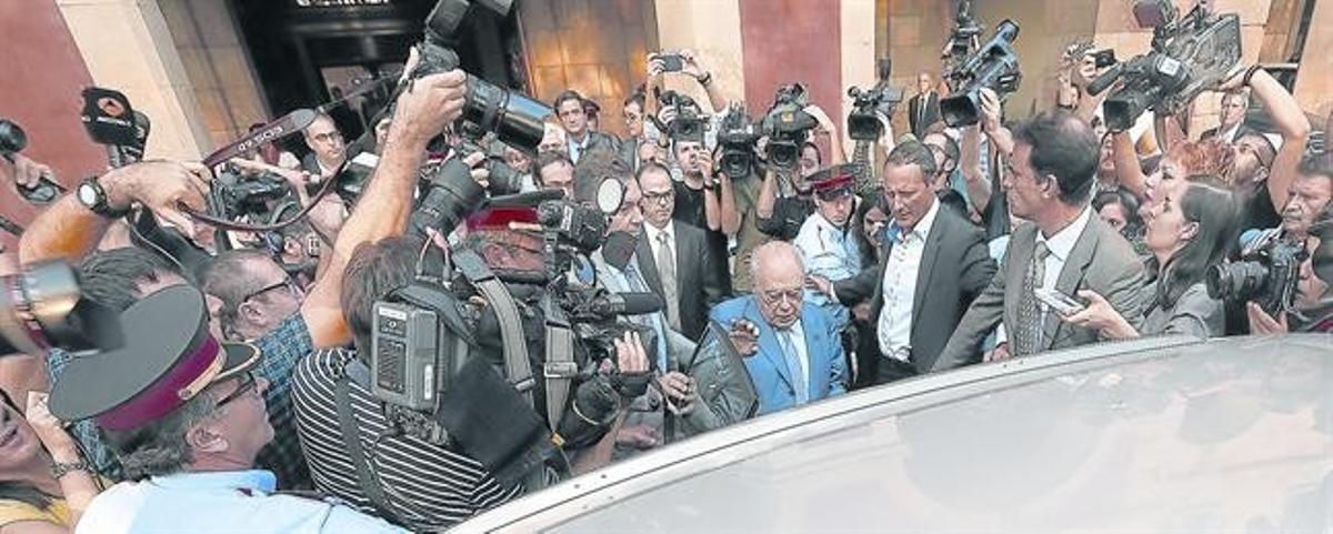 Jordi Pujol surt del Parlament després de la seva compareixença, el 26 de setembre.