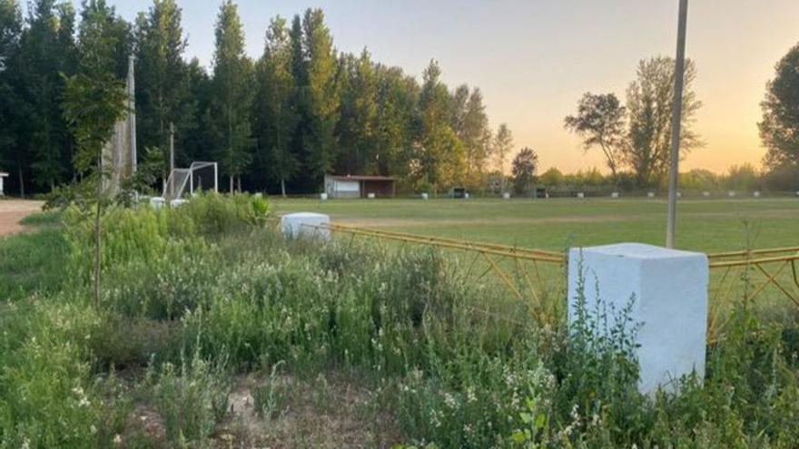Campo de fútbol de Burganes de Valverde, una de las zonas de acondicionamiento incluidas en el taller mixto de formación y empleo.