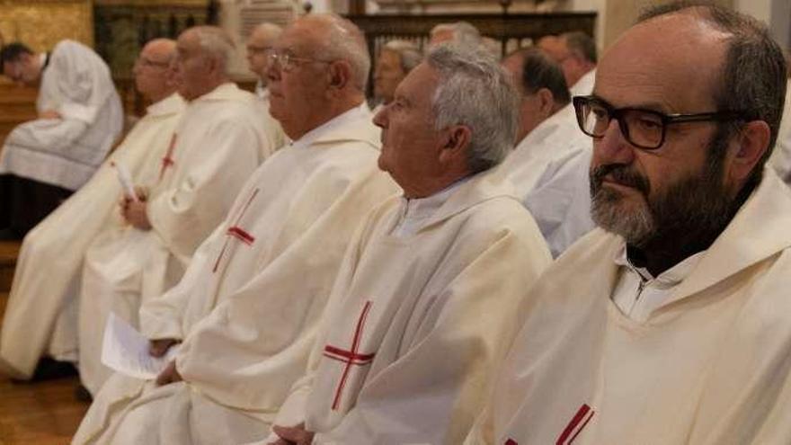 Los sacerdotes homenajeados durante la celebración de la eucaristía.