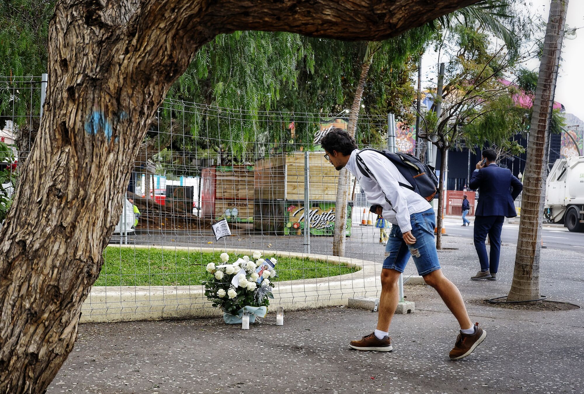 Flores en Santa Cruz de Tenerife donde murió el joven grancanario en la madrugada del Martes de Carnaval