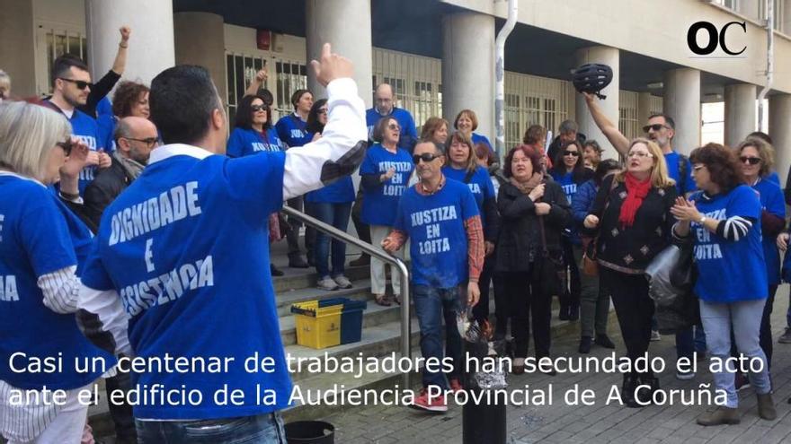 Funcionarios de Xustiza en huelga queman nóminas en A Coruña