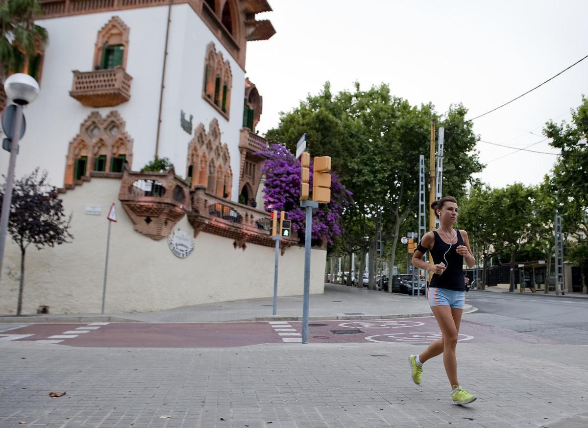 Una corredora entrenando en la avenida del Tibidabo.