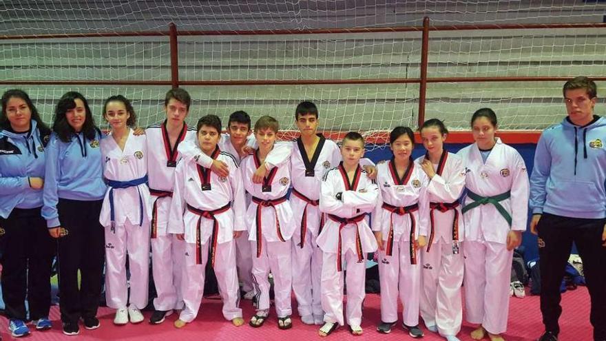 Competidores del Club Patiño Moaña en el Campeonato Gallego Cadete.