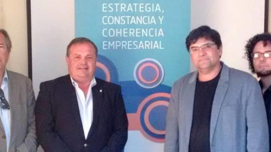 Cristóbal Navarro y Miguel Ángel Pavón, en el centro, en una encuentro en mayo de 2015.