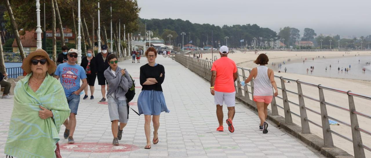 Personas paseando sin mascarilla por Samil.