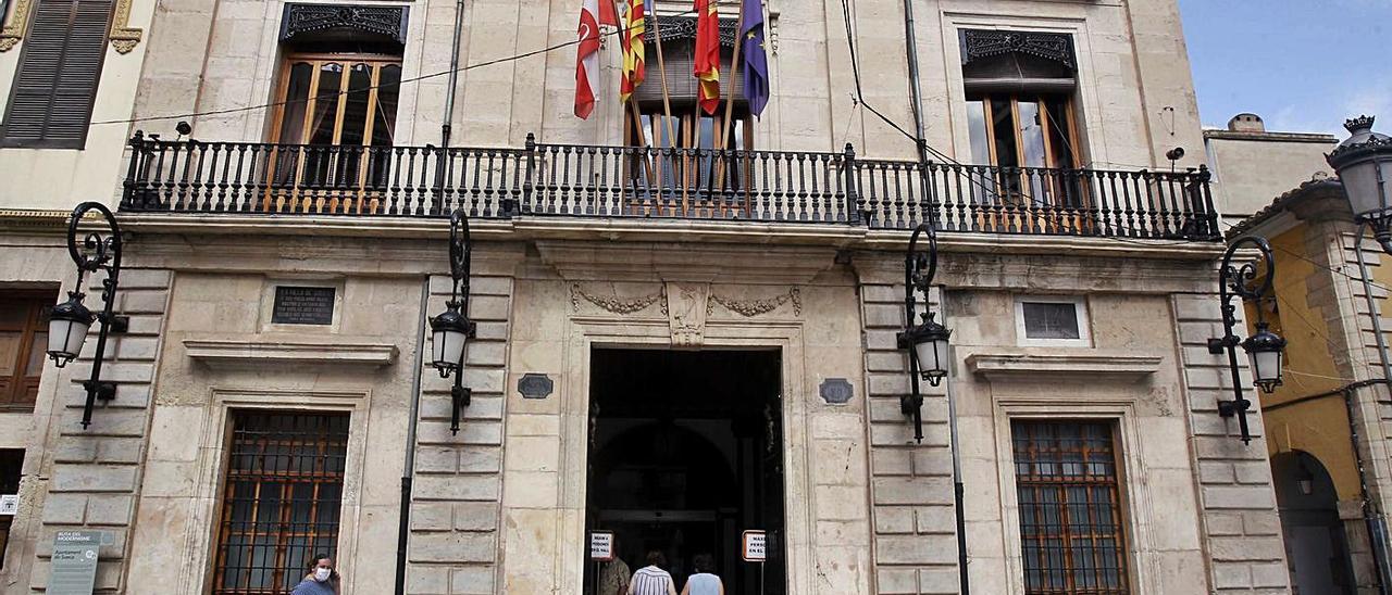 El Ayuntamiento de Sueca es uno de los que aumentó los gastos fuera de presupuesto. | VICENT M. PASTOR