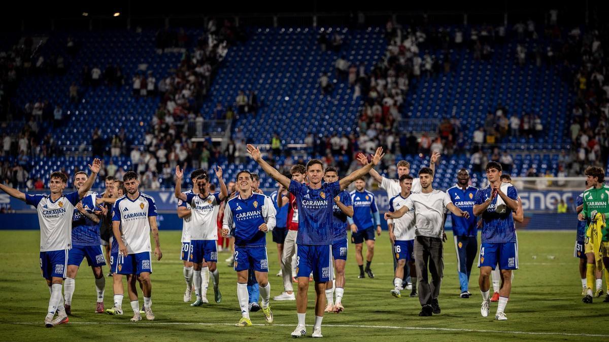 Los jugadores zaragocistas celebran la victoria con la afición al término del choque.