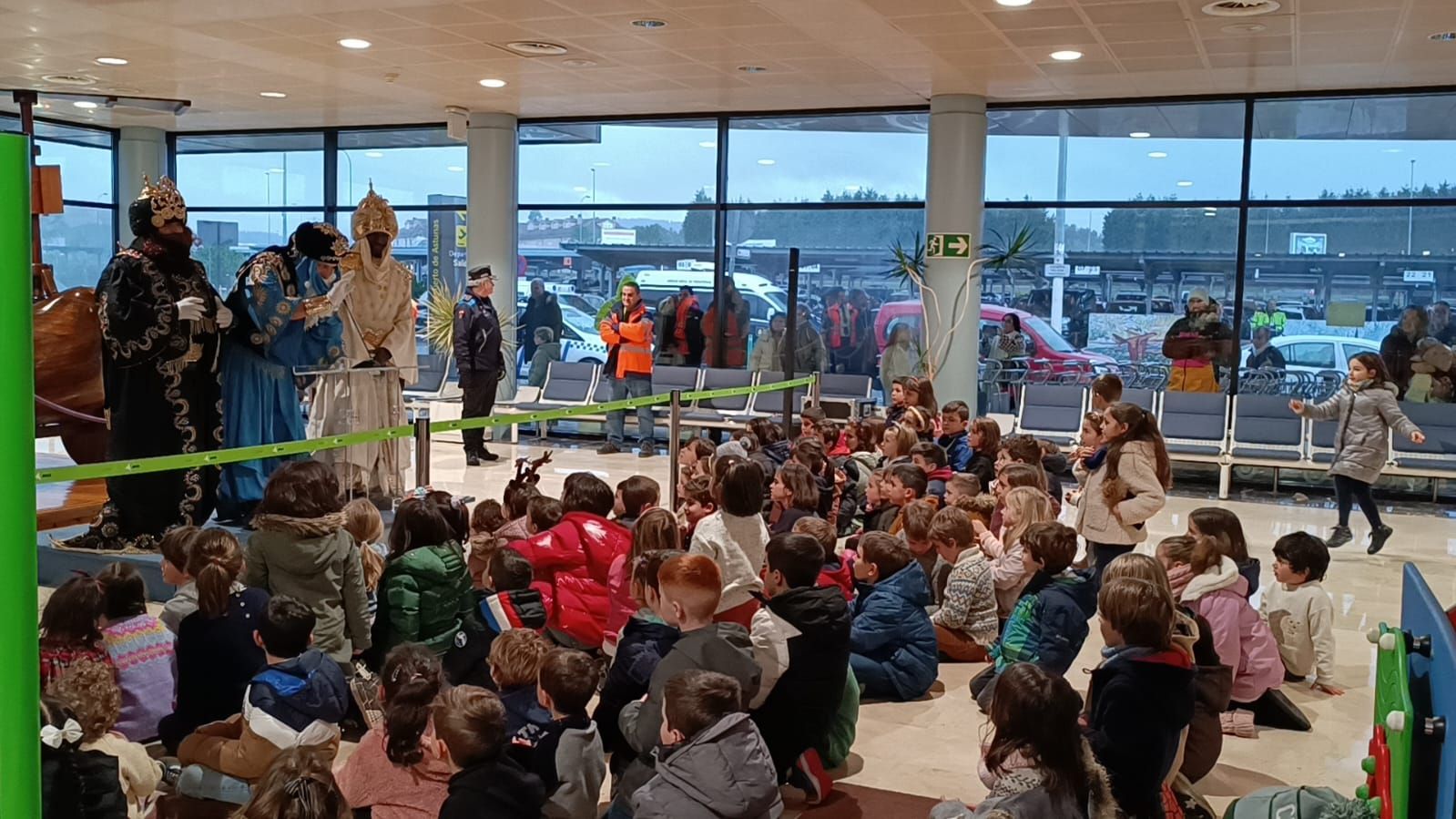 ÉN IMÁGENES: Los Reyes Magos de Oriente se pasearon por Luanco tas aterrizar en el aeropuerto