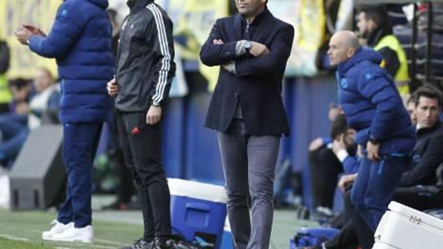 Javi Calleja, ayer en el área técnica de La Cerámica con gesto serio.