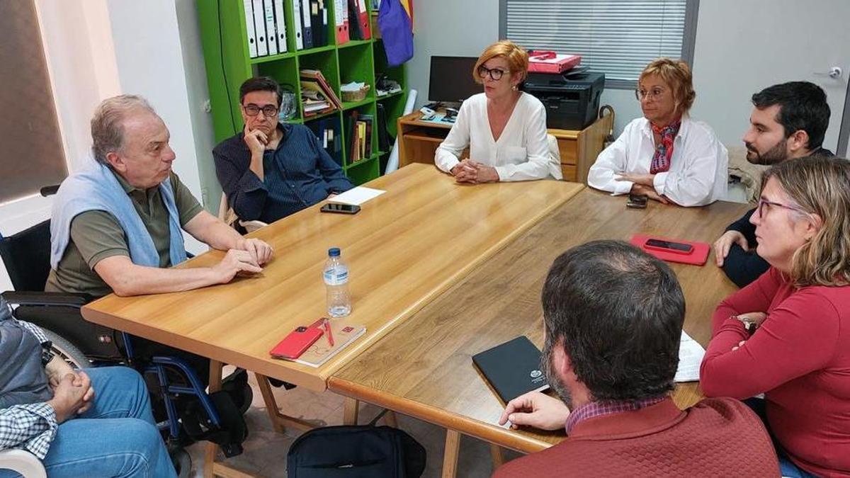 Reunión del PSPV de Benicàssim con Samuel Falomir y miembros de la ejecutiva provincial.