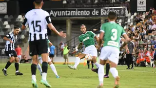 El Córdoba CF cierra la fase de pruebas con una actuación sobria en Badajoz