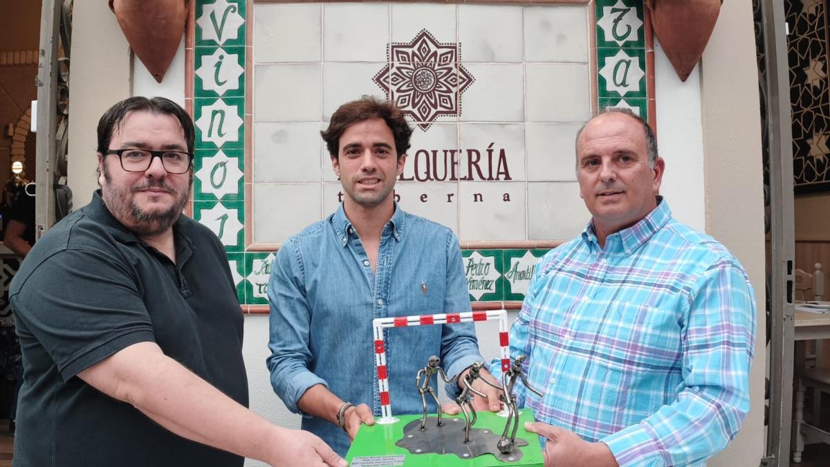 Pablo Del Moral recoge el trofeo por su temporada en el Córdoba Futsal.