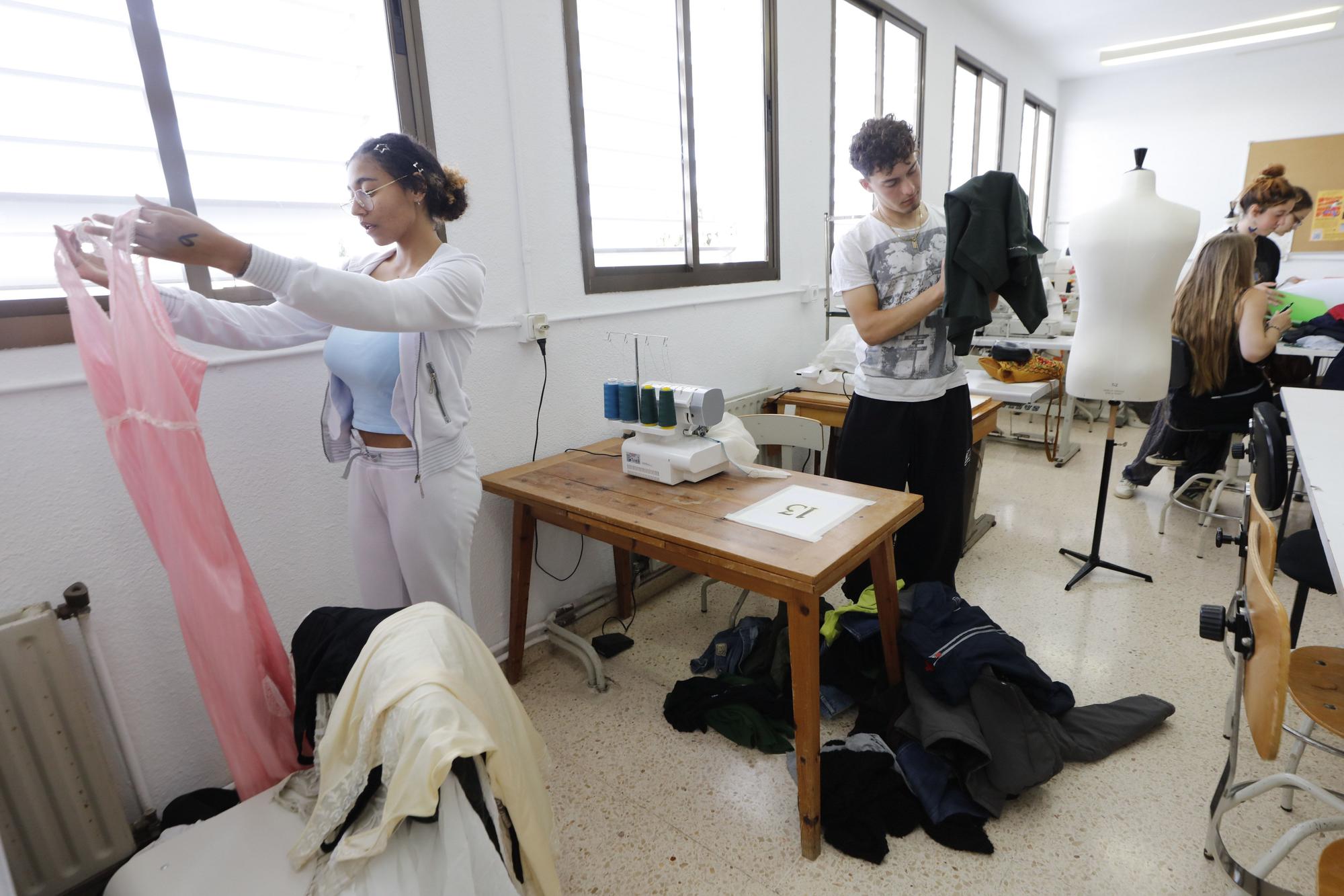 Mira aquí todas las fotos del concurso de reciclaje en la Escola d'Art de Ibiza