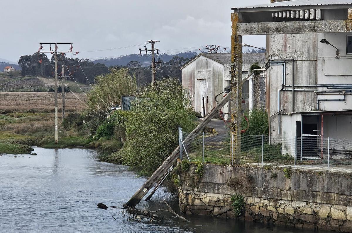 El poste caído en Castrelo (Cambados).