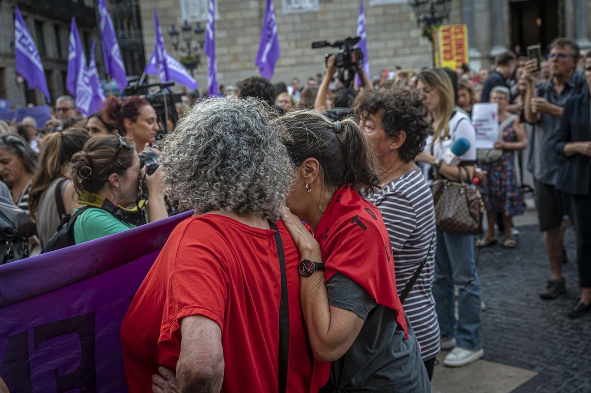 Barcelona le saca tarjeta roja a Rubiales en una concentración en la plaça Sant Jaume