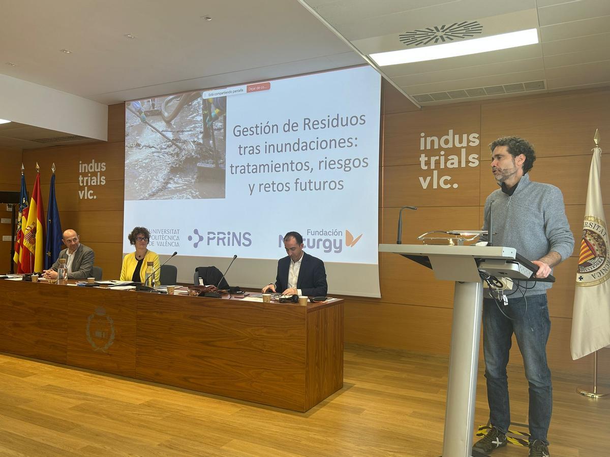 Miguel Ángel Artacho en la presentación del informe sobre residuos de la dana en la UPV
