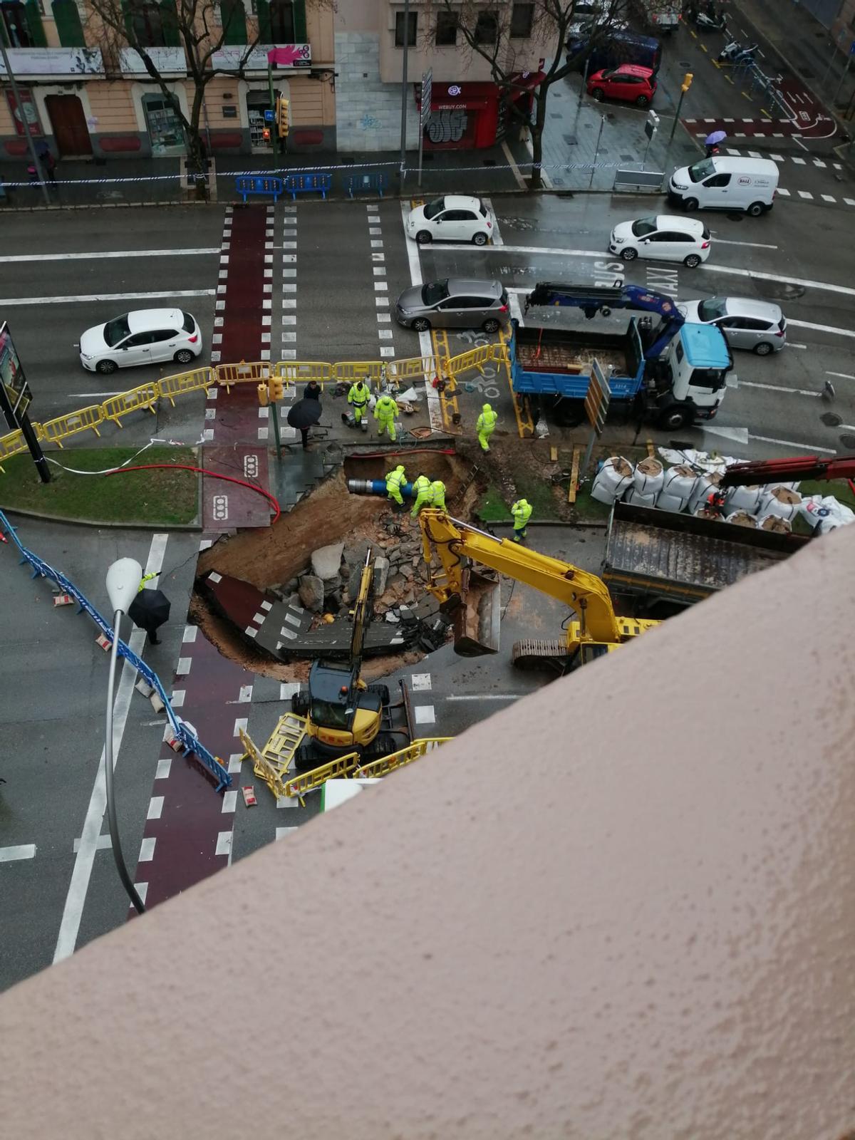 FOTOS | La borrasca Juliette provoca un socavón en las avenidas de Palma FOTOS | La borrasca Juliette provoca un socavón en las avenidas de Palma