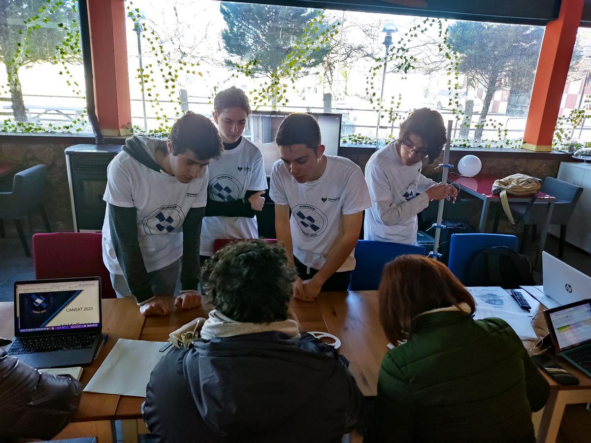 El equipo Valdespace durante su presentación en la fase regional ante el jurado y el resto de equipos participantes, antes de ser nombrados campeones.