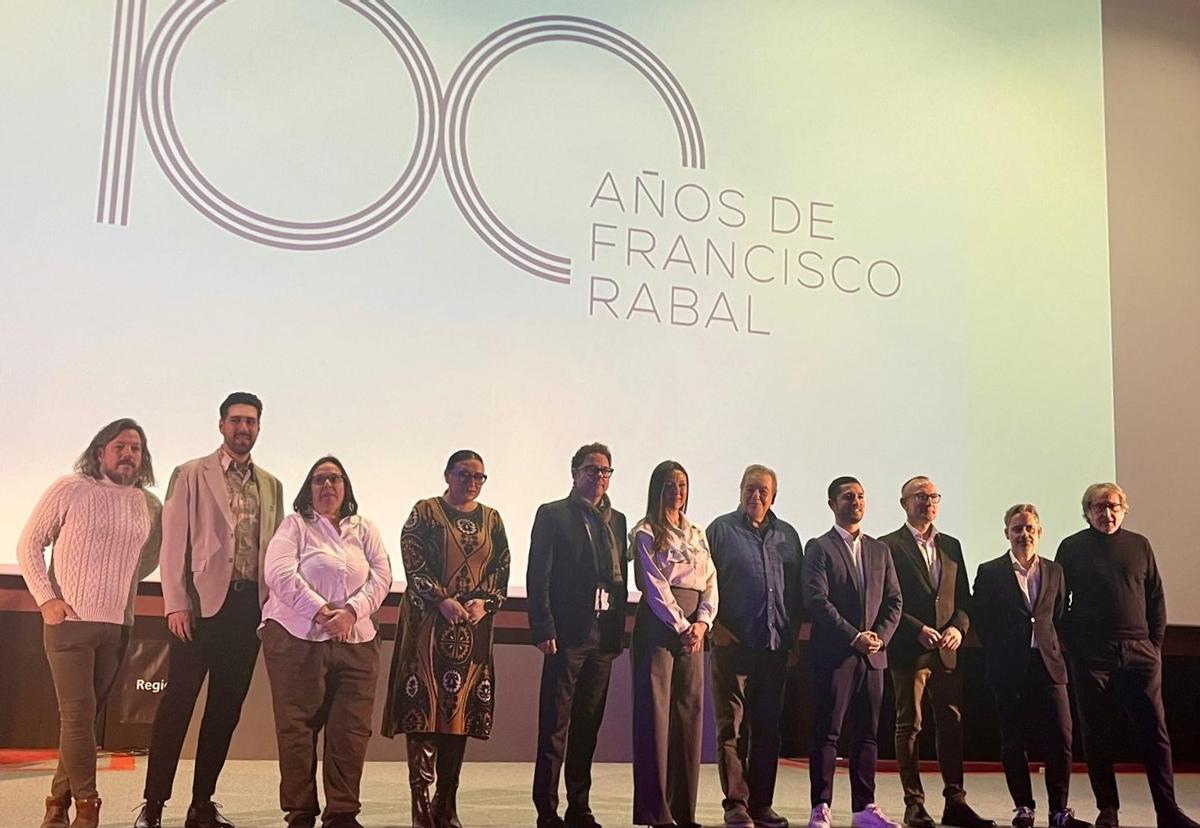 Foto de familia durante el acto de presentación del centenario de Paco rabal en la Filmoteca.