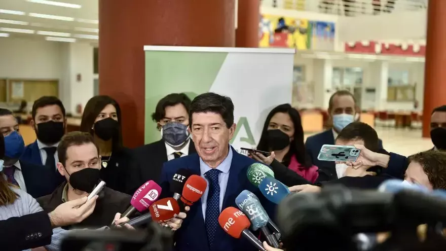 Juan Marín, durante su atención a los medios de comunicación.