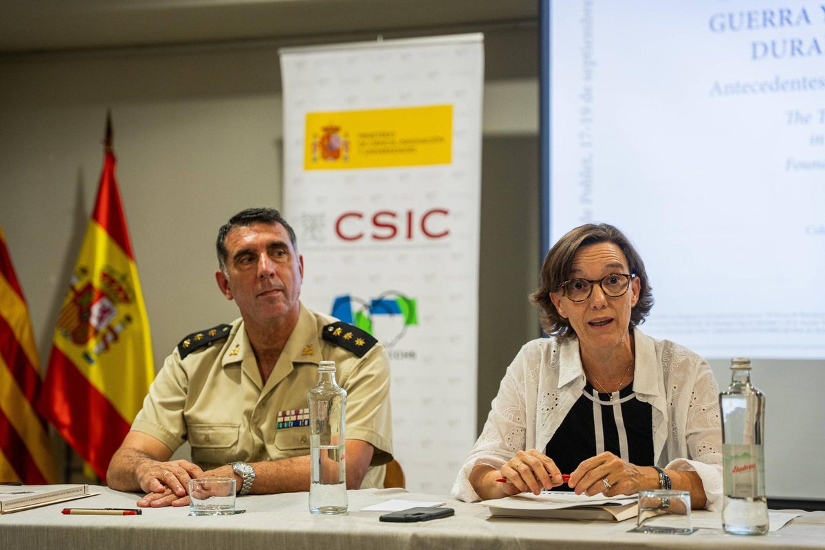 La vicepresidenta de Transferencia e Innovación del CSIC, Ana Castro, y el coronel jefe del Regimiento Barcelona 63, PedroValdés, en la apertura de las jornadas sobre el Tercio de Barcelona. Marc Asens.jpg