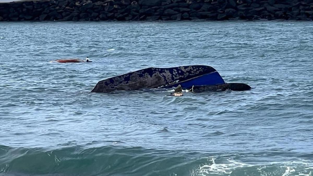 Un catamarán encalla en Playa Blanca (Lanzarote)