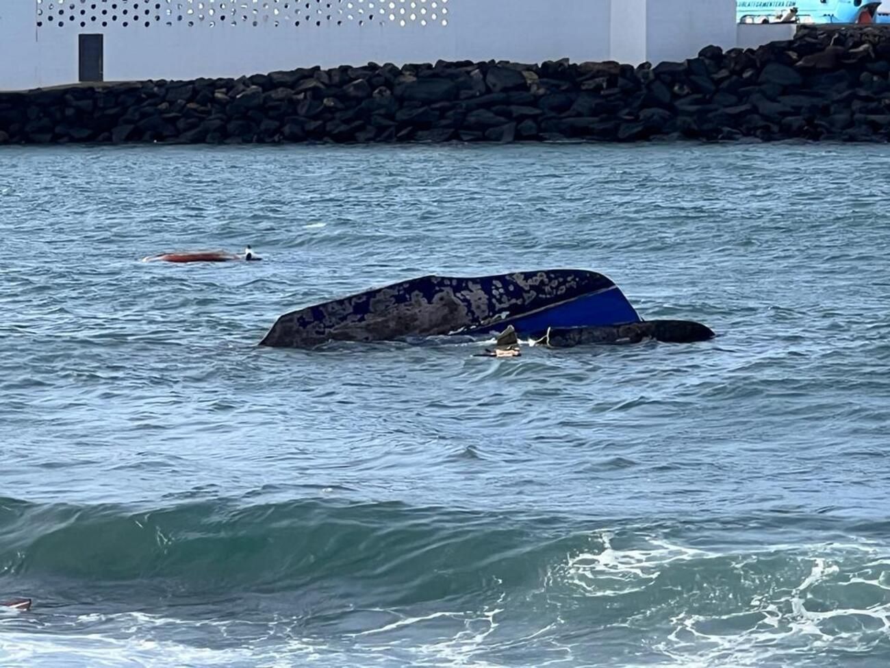 Un velero encalla en Playa Blanca (Lanzarote)