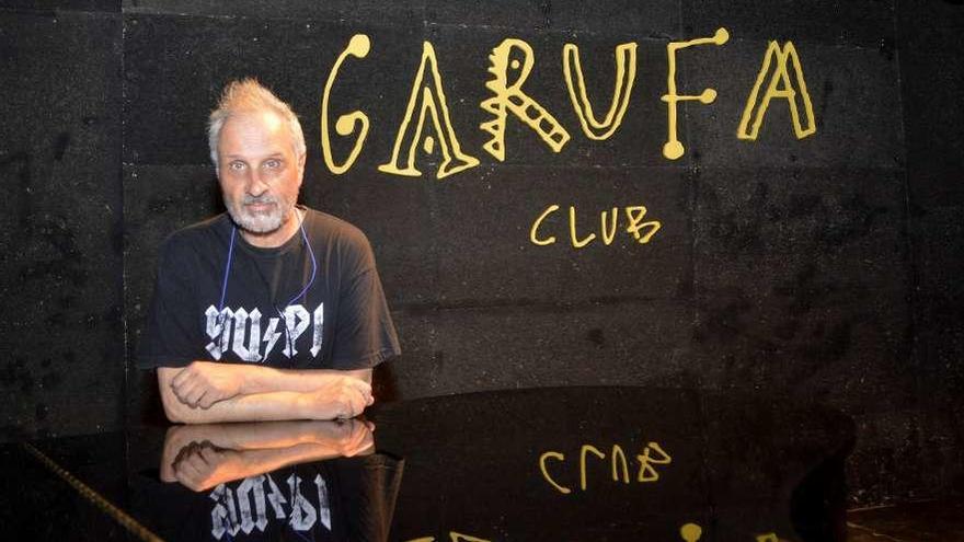 Pepe Doré, apoyado en un piano en el escenario de la sala Garufa Club.