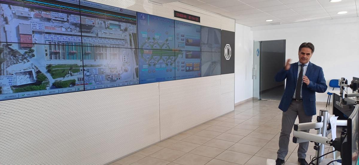 Juan Cascales, presidente de la MCT explica el funcionamiento de la sala de control de la ETAP
