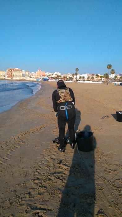 Limpieza de fondos de la playa de Los Náufragos