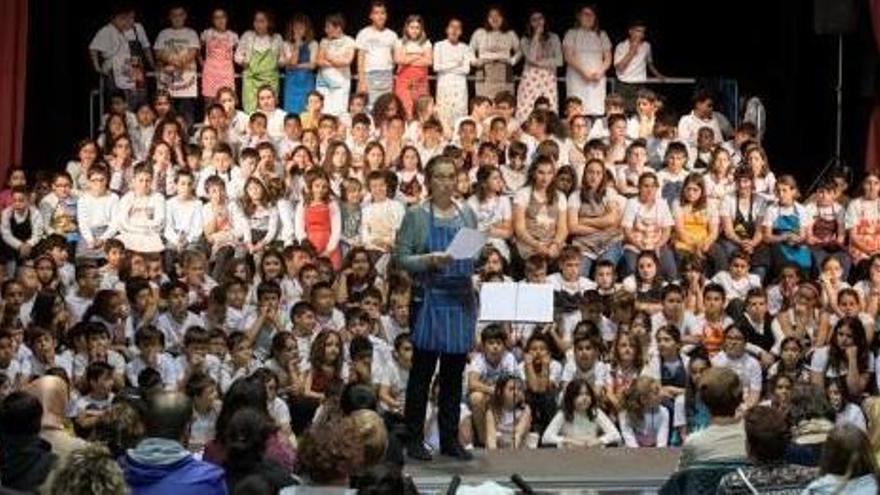Escolars de la comarca es troben per cantar a la Jonquera