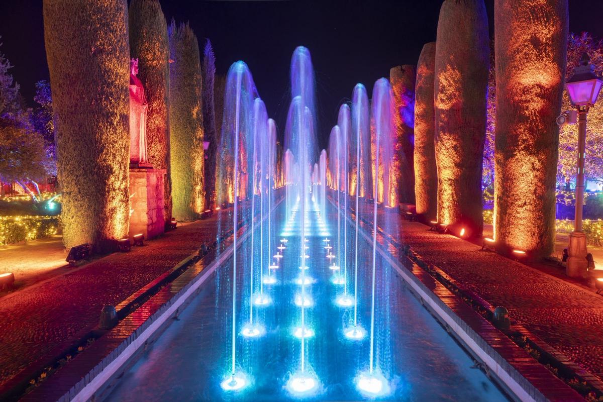 En la primera zona los visitantes serán recibidos por un espectáculo de fuentes rodeado de columnas de cipreses iluminados.