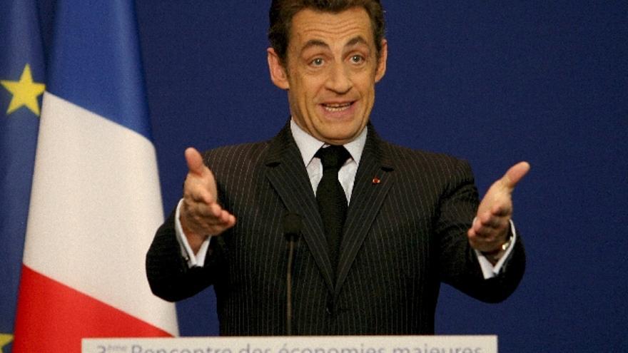 El presidente francés, Nicolas Sarkozy, pronuncia su discurso ante las delegaciones de las 16 economías más importantes durante la reunión de economías mayoritarias sobre la seguridad energética y el cambio climático, en París, Francia. La nueva ronda de conferencias consolida la idea de lanzar una serie de reuniones con los principales países emisores de gas de efecto invernadero para poder conseguir reducir las emisiones para finales del 2008. EFE/Lucas Dolega