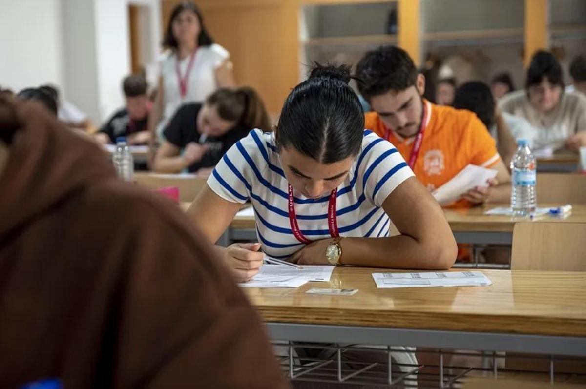 Alumnos universitarios realizando una prueba teórica