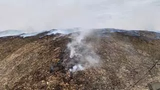 Así arde todavía la planta de reciclaje de Requena