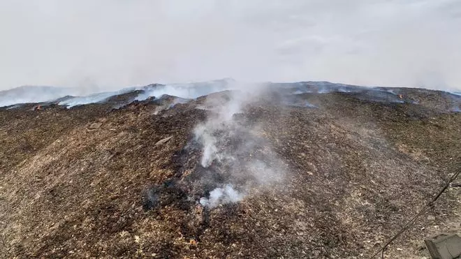 Así arde todavía la planta de reciclaje de Requena