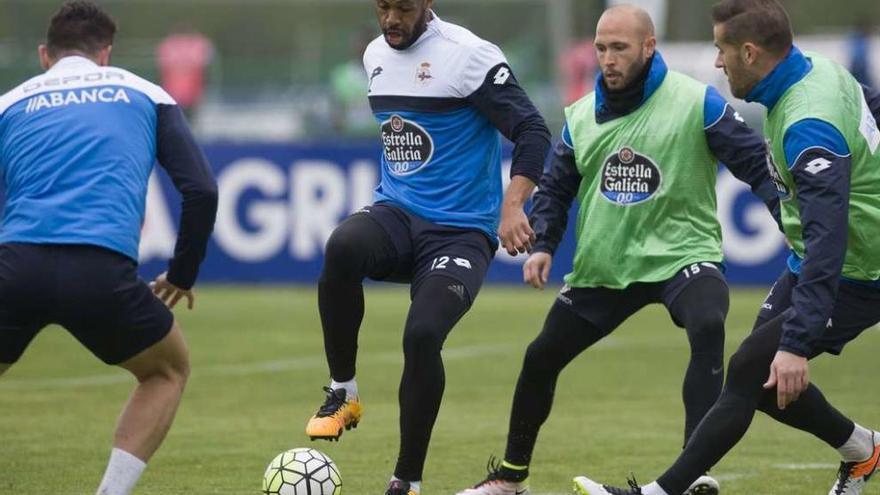 Sidnei controla el balón durante el entrenamiento que el Deportivo celebró ayer en Abegondo. // J. Roller