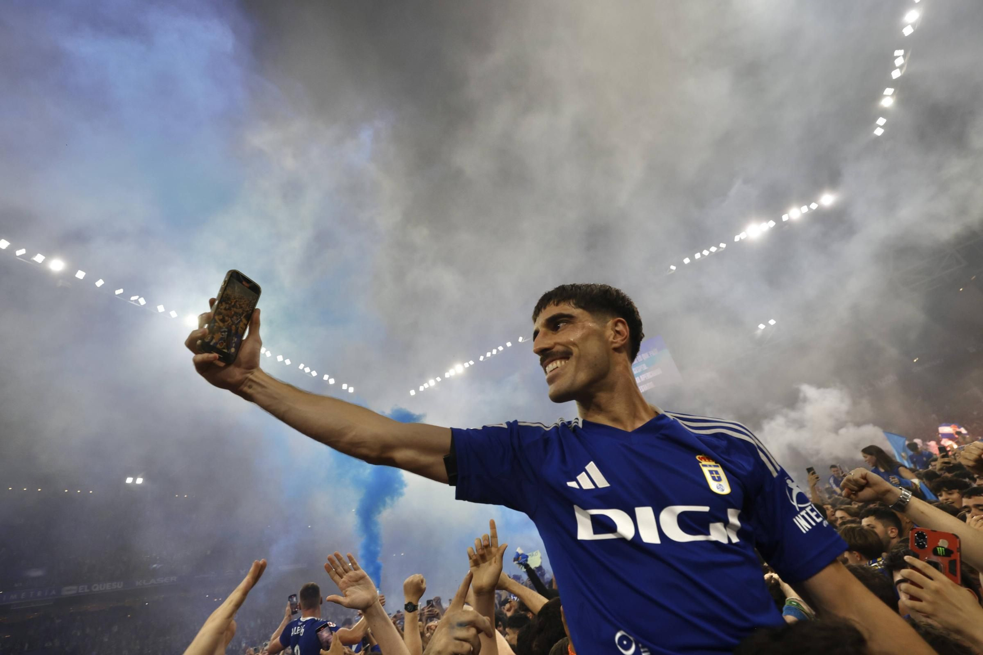 EN IMÁGENES: Así se vivió en el Carlos Tartiere la noche del ascenso del Oviedo a Primera División 24 años después
