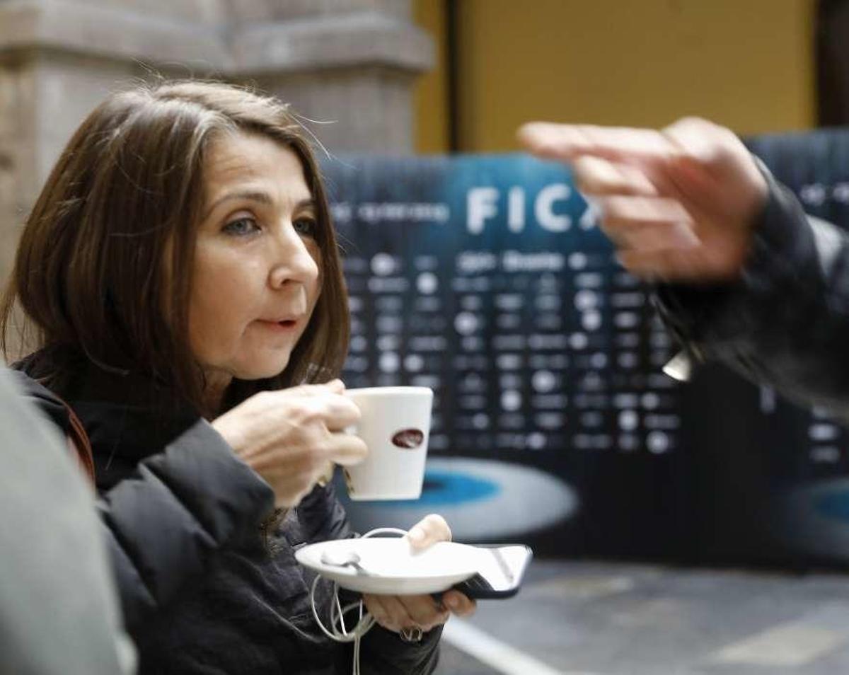 Anca Damian, ayer, en el patio del Centro Antiguo Instituto, en Gijón.