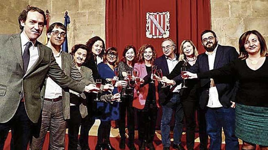 Miembros del Ejecutivo balear brindan durante la copa de Navidad.