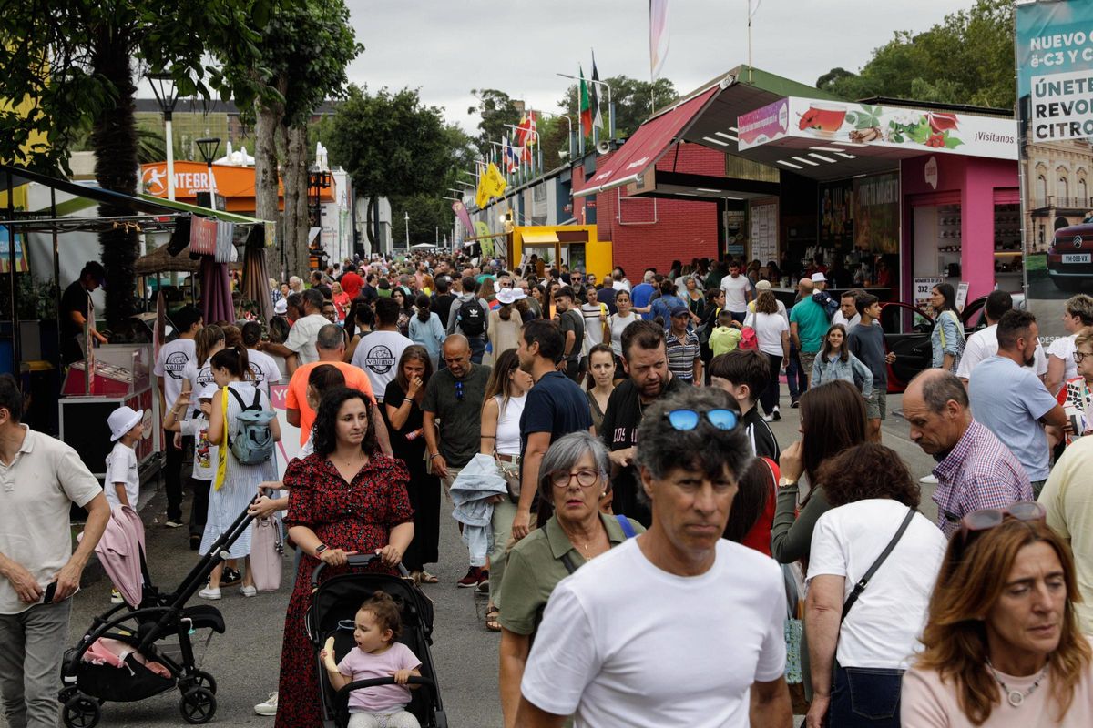 Una de las calles del recinto ferial, llena en la edición de 2024 de FIDMA.