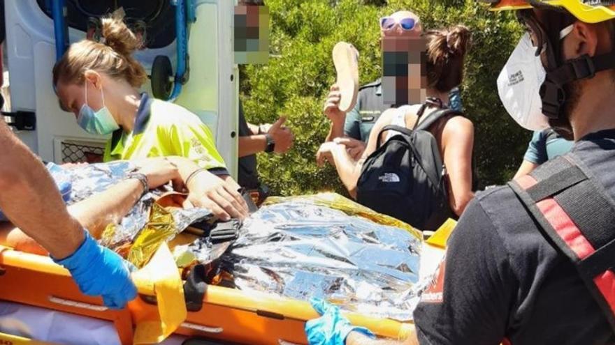 Rescatan a un hombre con fractura abierta en la pierna tras caerse en la Punta de la Fossa en Calp
