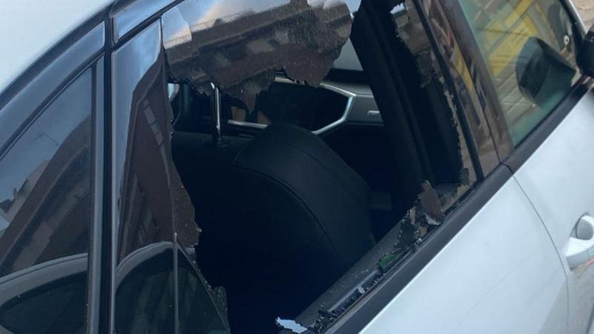 La ventanilla rota de uno de los coches robados en Petrer.