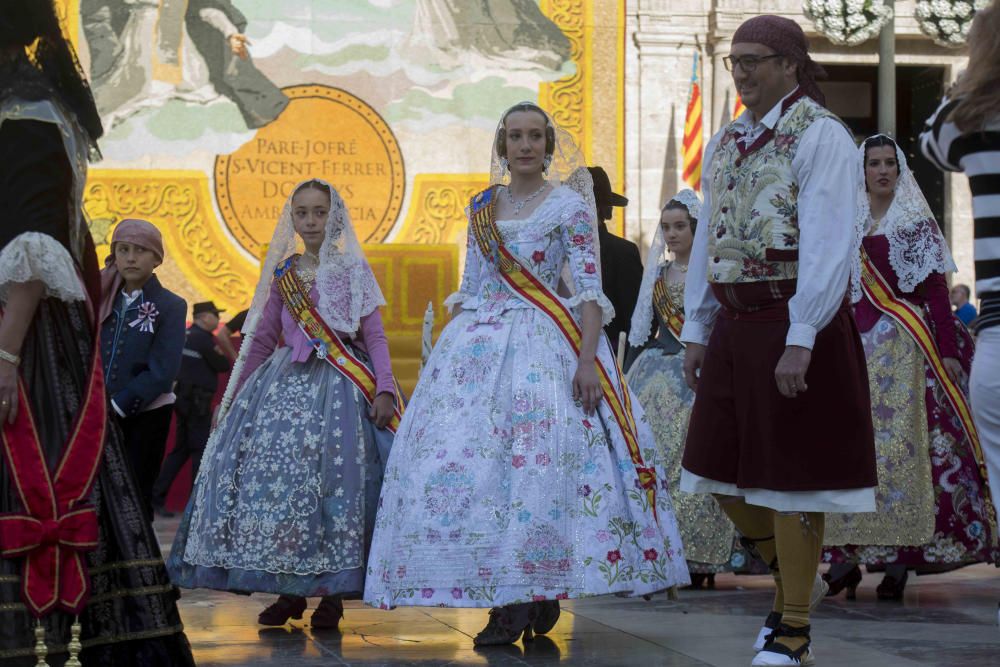 Desfile de las falleras mayores de las diferentes comisiones durante la procesión general de la Mare de Déu dels Desemparats.