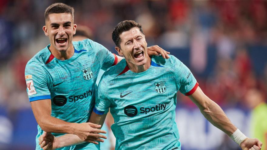 Ferran Torres i Lewandowski celebren un gol en el darrer partit, contra l'Osasuna